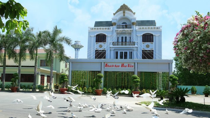 Khách sạn hoa viên
