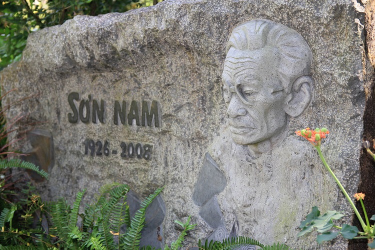 Mộ phần nhà văn Sơn Nam tại Hoa viên nghĩa trang Bình Dương