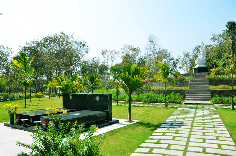 Một góc khu mộ phu thê tại hoa viên nghĩa trang Bình Dương